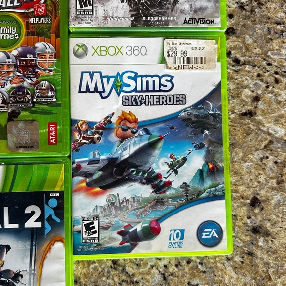 XBox 360 Video games: Call of Duty, Injustice, NFL Backyard Football, My Sims... - Picture 15 of 16
